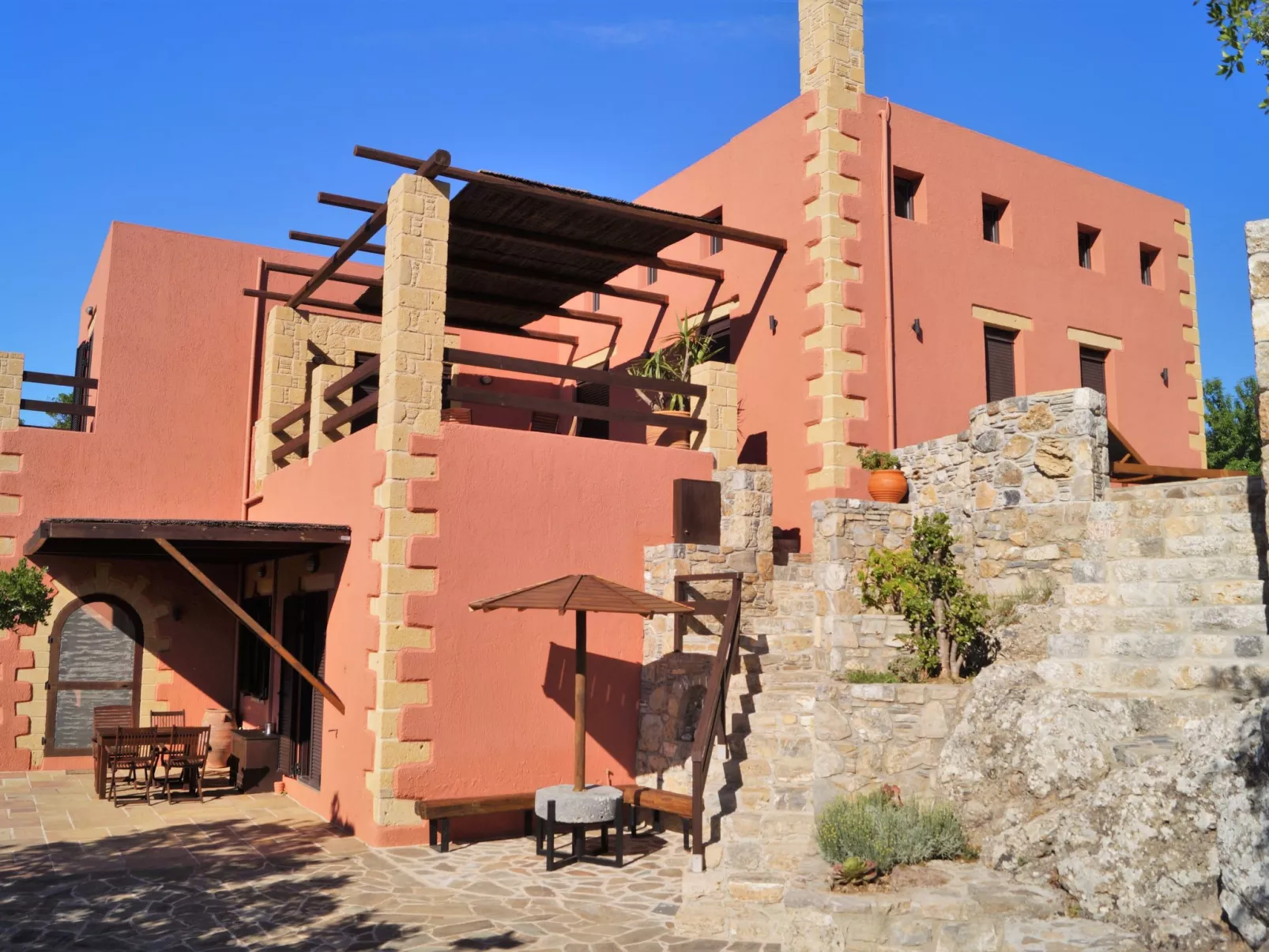 Geräumige Villa mit Pool nur 12km vom Strand entfernt-Buiten