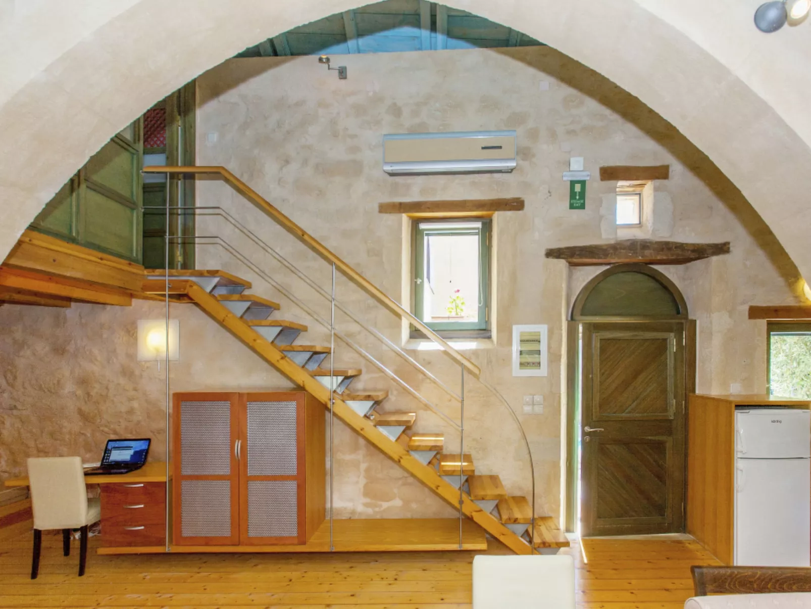 Mit privatem Pool in Roustika-Binnen