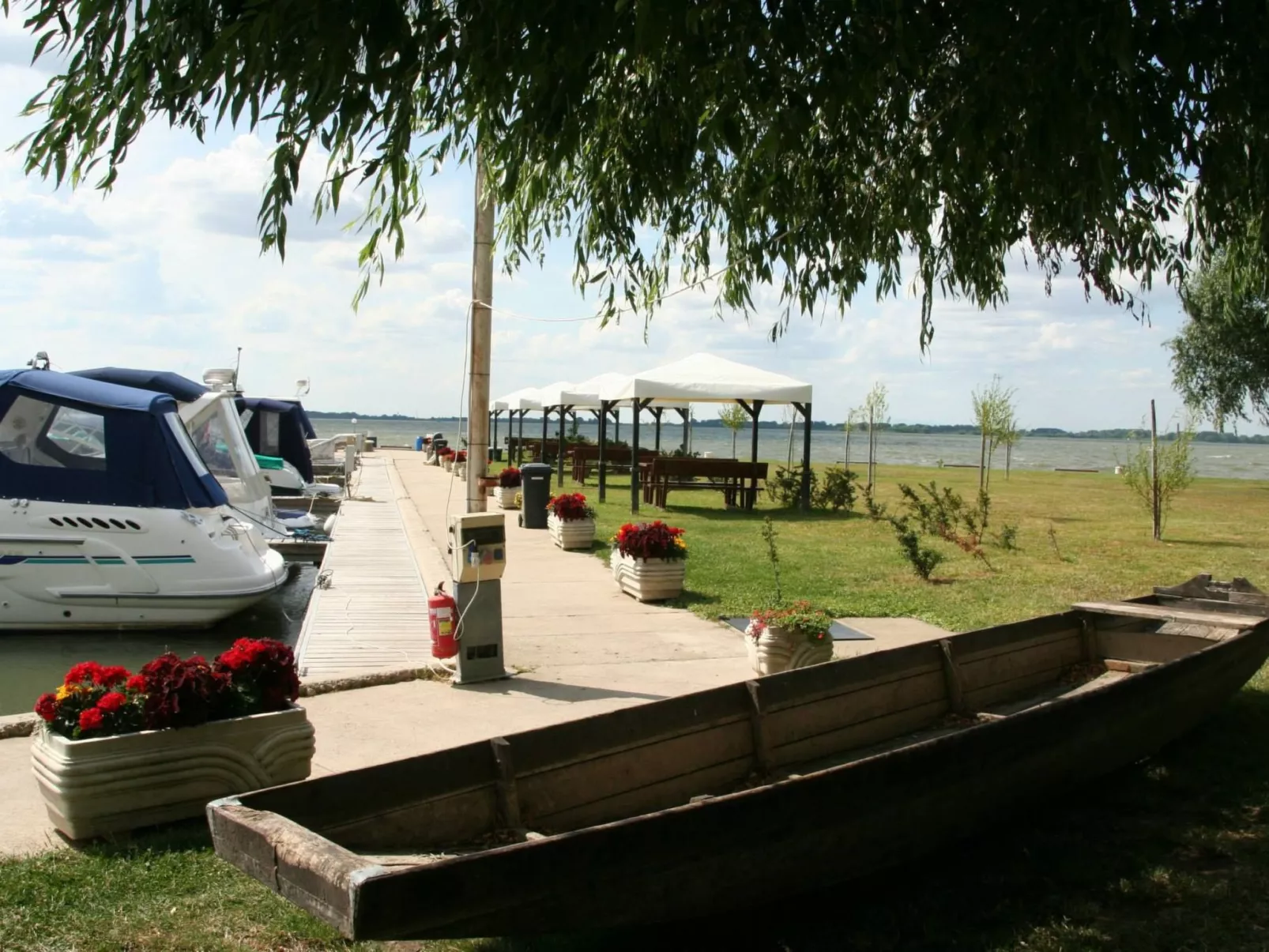 Hütte mit Garten, Grill und Terrasse-Buiten