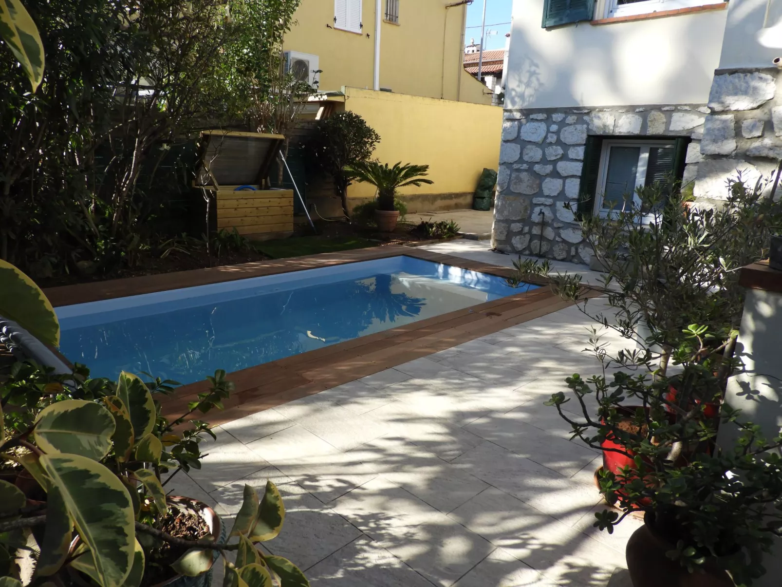 Wohnung "Les roses" auf einem eingemauerten Grundstück-Buiten