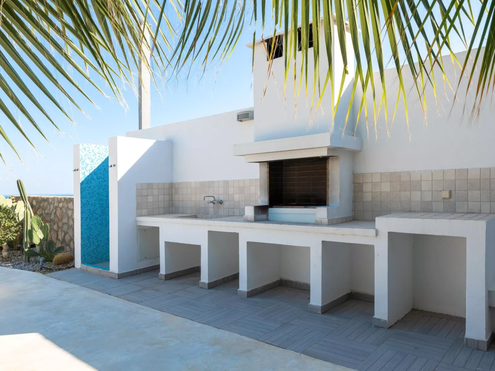 Moderne Luxusvilla-Buiten