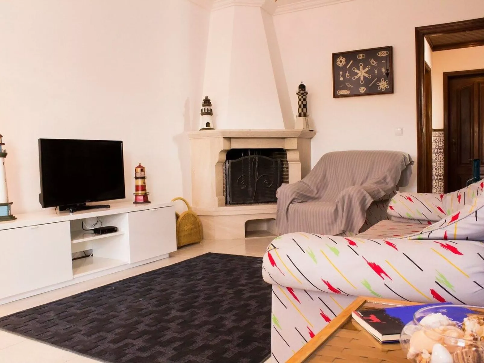 Haus der Scheinwerfer mit freier Garage-Binnen