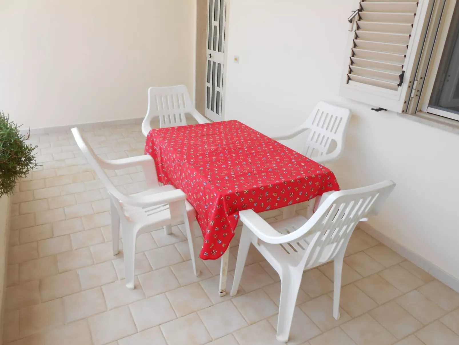 Helles, einladendes Ferienapartment mit Sonnenterrasse in Strandnähe-Binnen