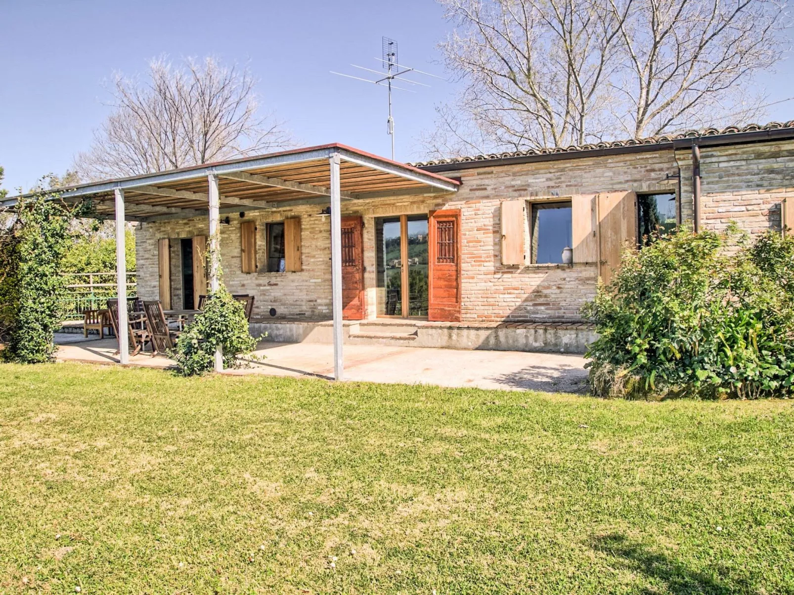 Haus in Ostra mit privatem Pool-Buiten