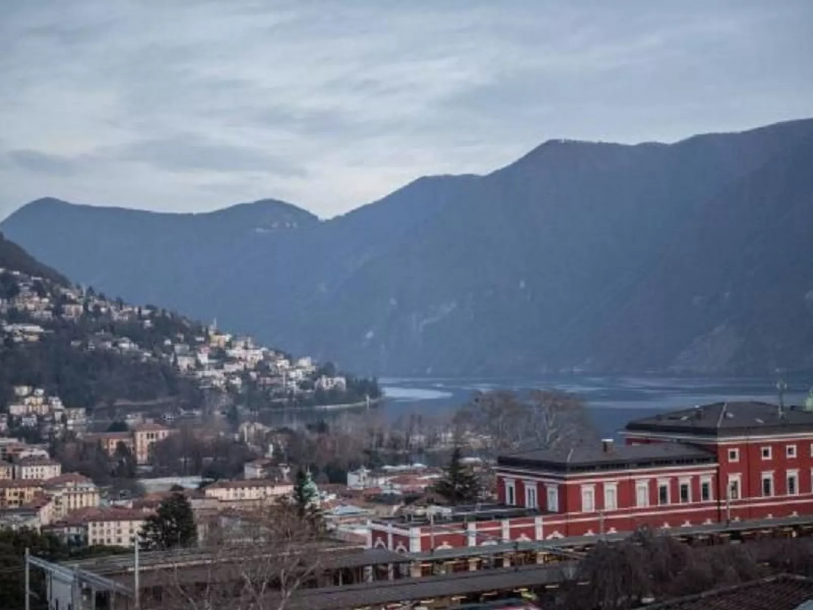Elegante Penthouse-Wohnung mit Seeblick-Buiten