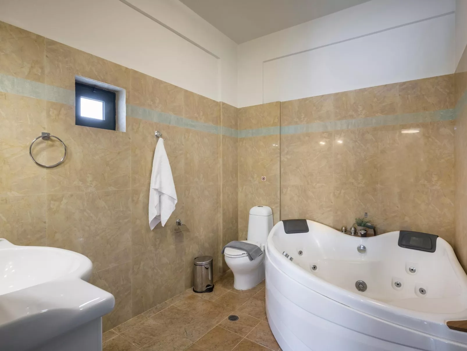 Luxuriöse Villa in Strandnähe mit Blick auf den privaten Pool-Image-tags.info