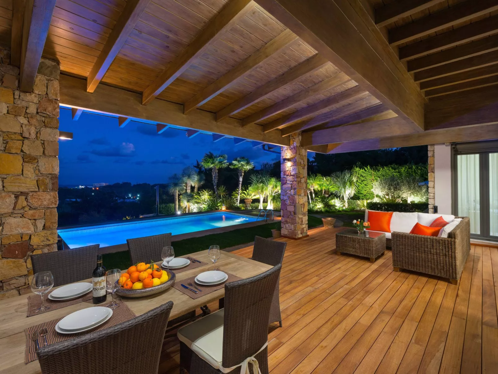 In Sgourou mit Parkplatz, Blick ins Grüne-Binnen