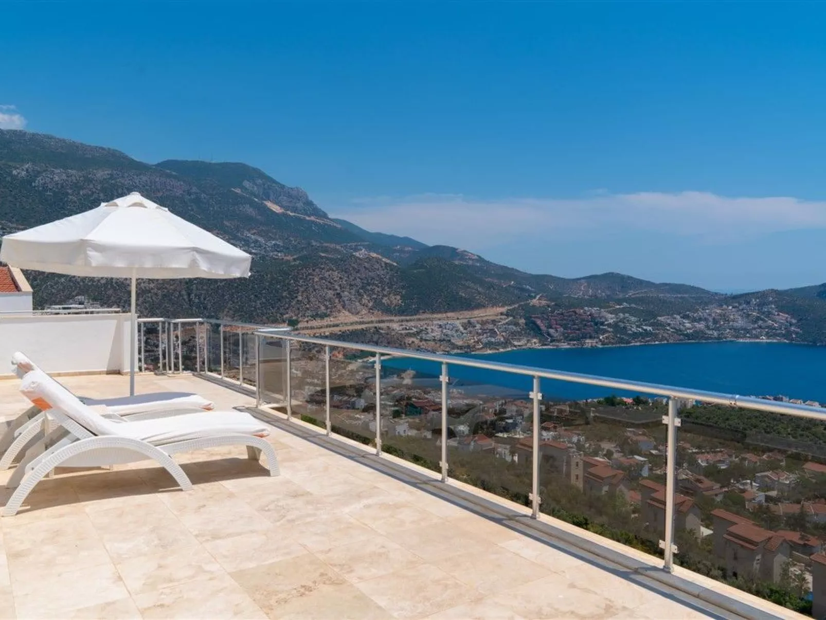 Villa Blueline mit Pool und Meerblick, im Zentrum-Buiten