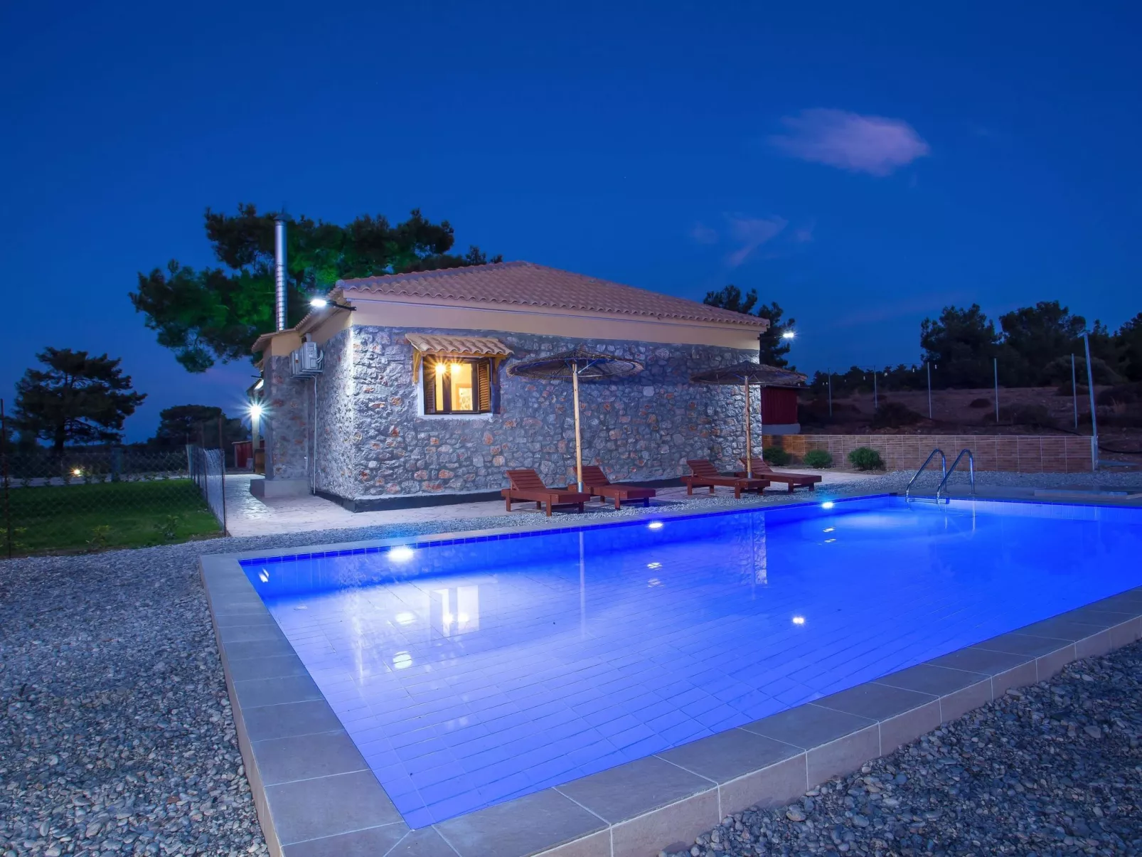 Schöne Steinvilla im Wald-Image-tags.info