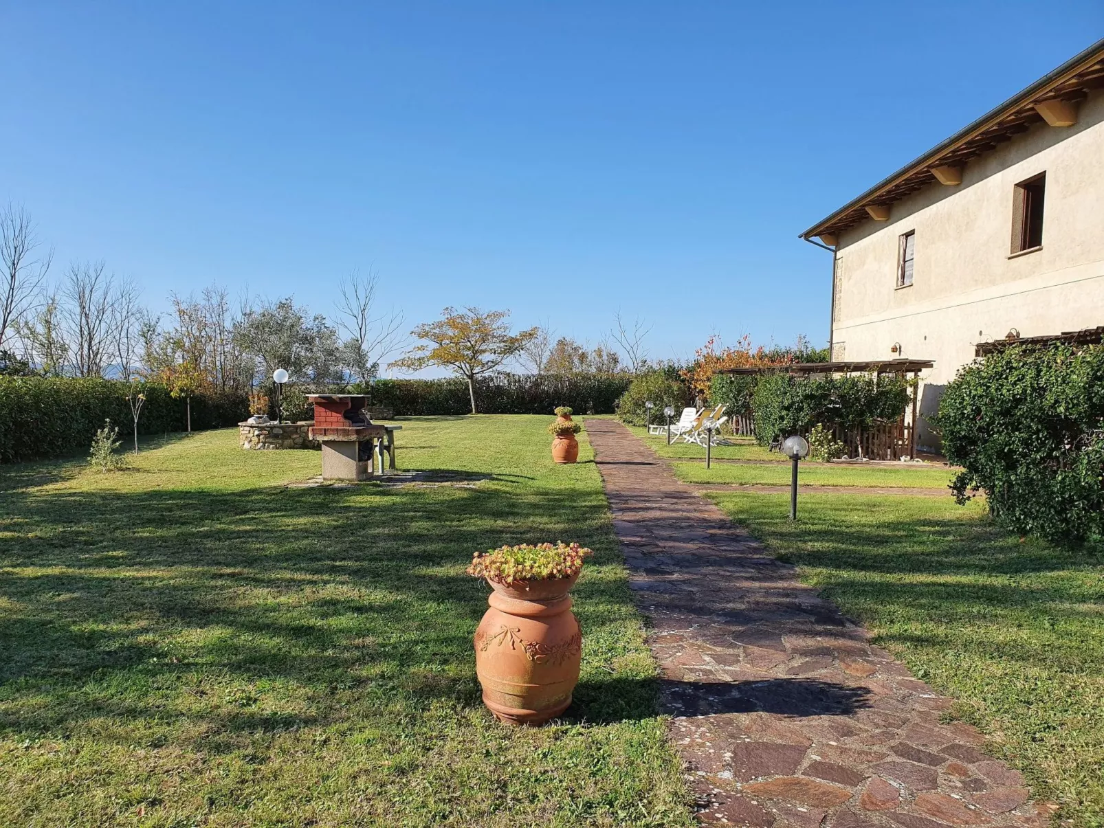 Schönes Ferienhaus in Volterra mit Großem Garten-Buiten