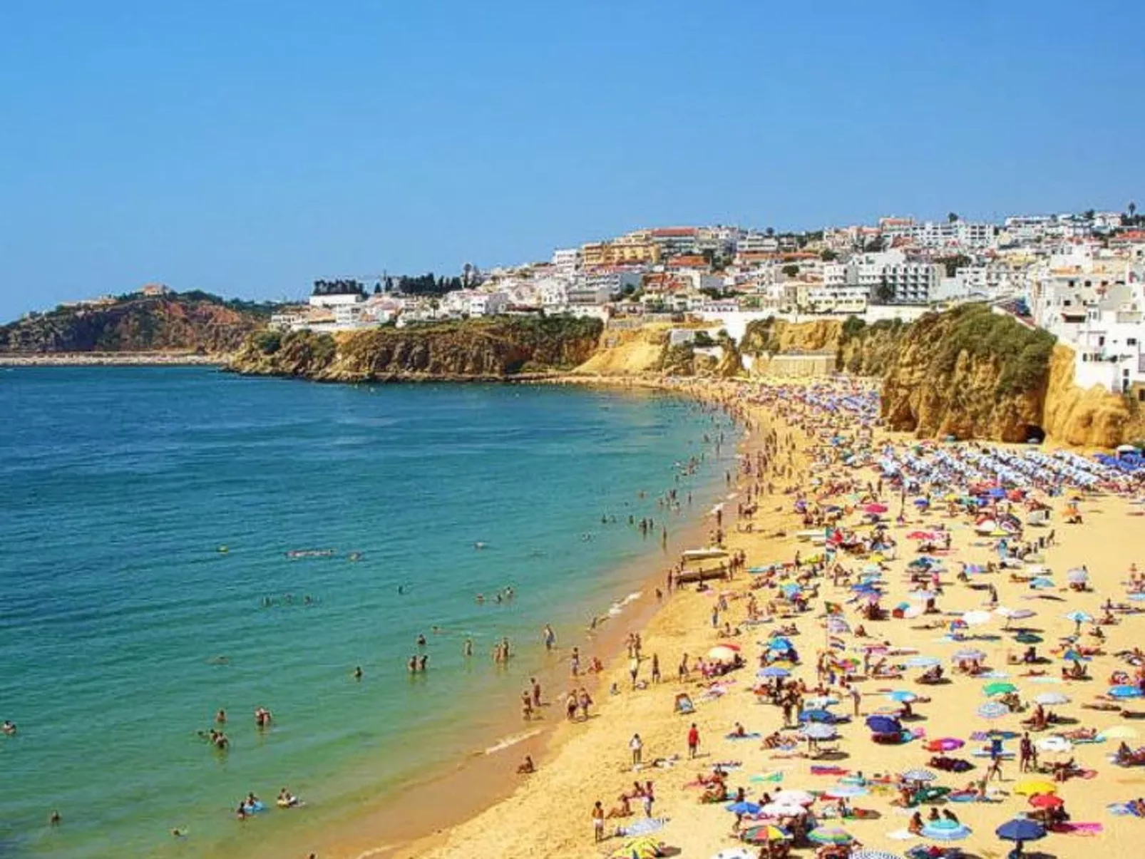 Zwei-Bett-Apartment mit großem Pool-Buiten