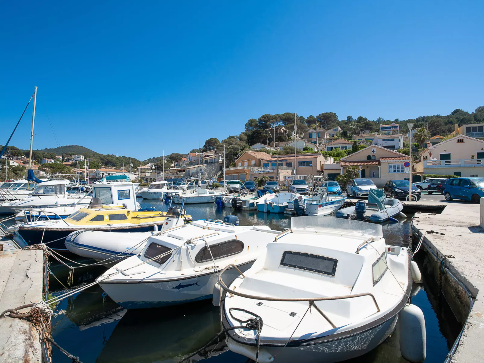 Im Herzen der Weinberge, schattige Terrasse umgeben von Grün, Pool - Omgeving