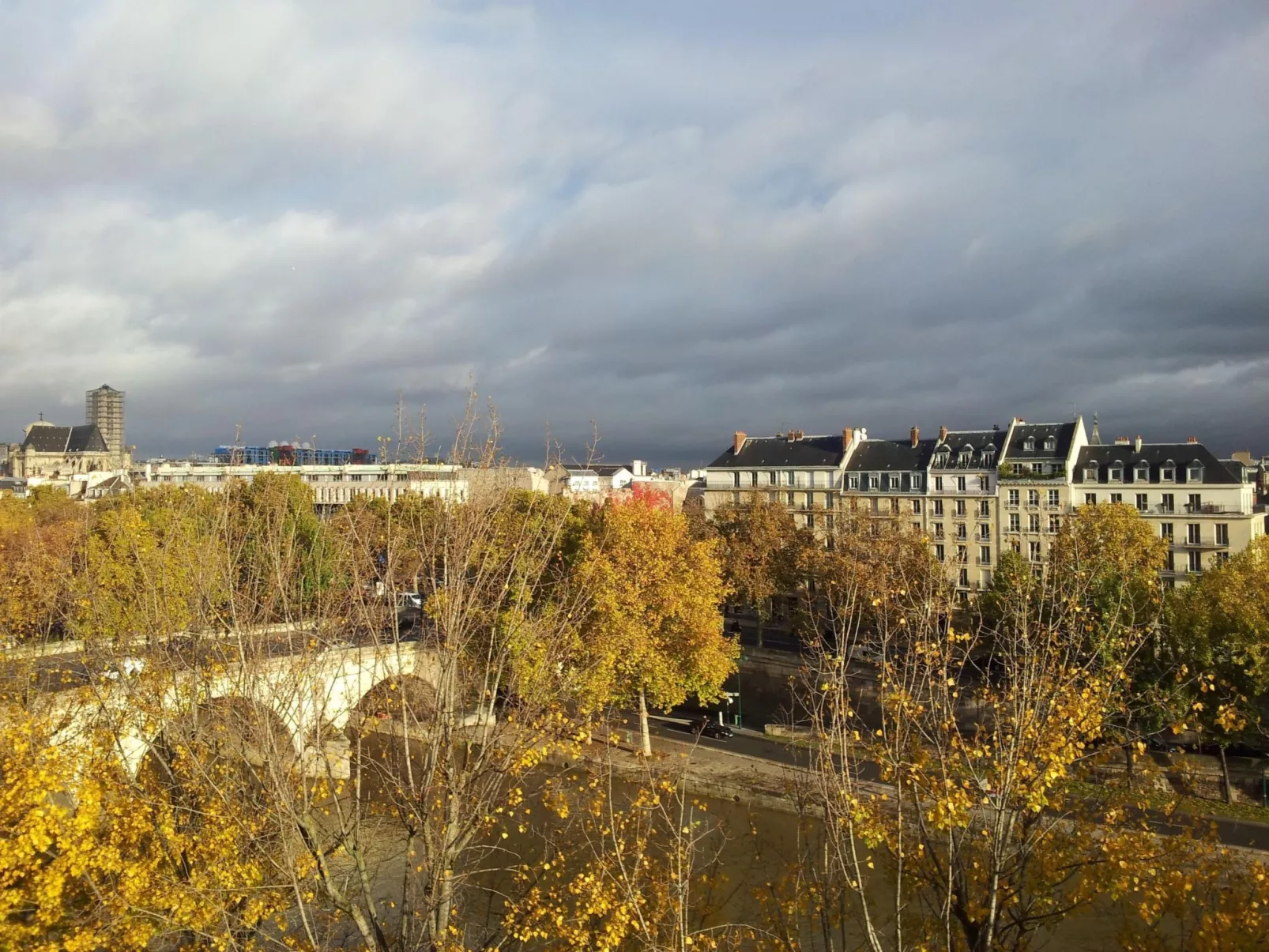 Schöner romantischer Blick auf die Seine-Image-tags.info