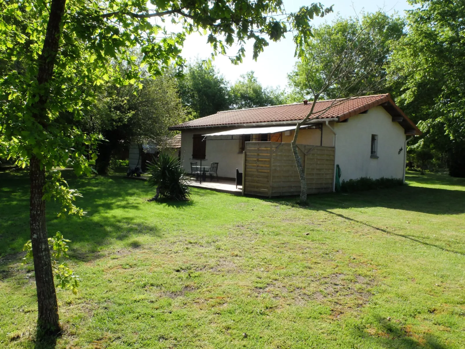 Gemütliches Ferienhäuschen im Grünen mit Terrasse-Buiten