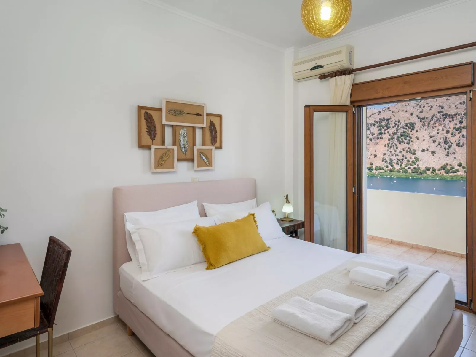 Villa mit Seeblick und Pool in der Nähe von Restaurants-Image-tags.info