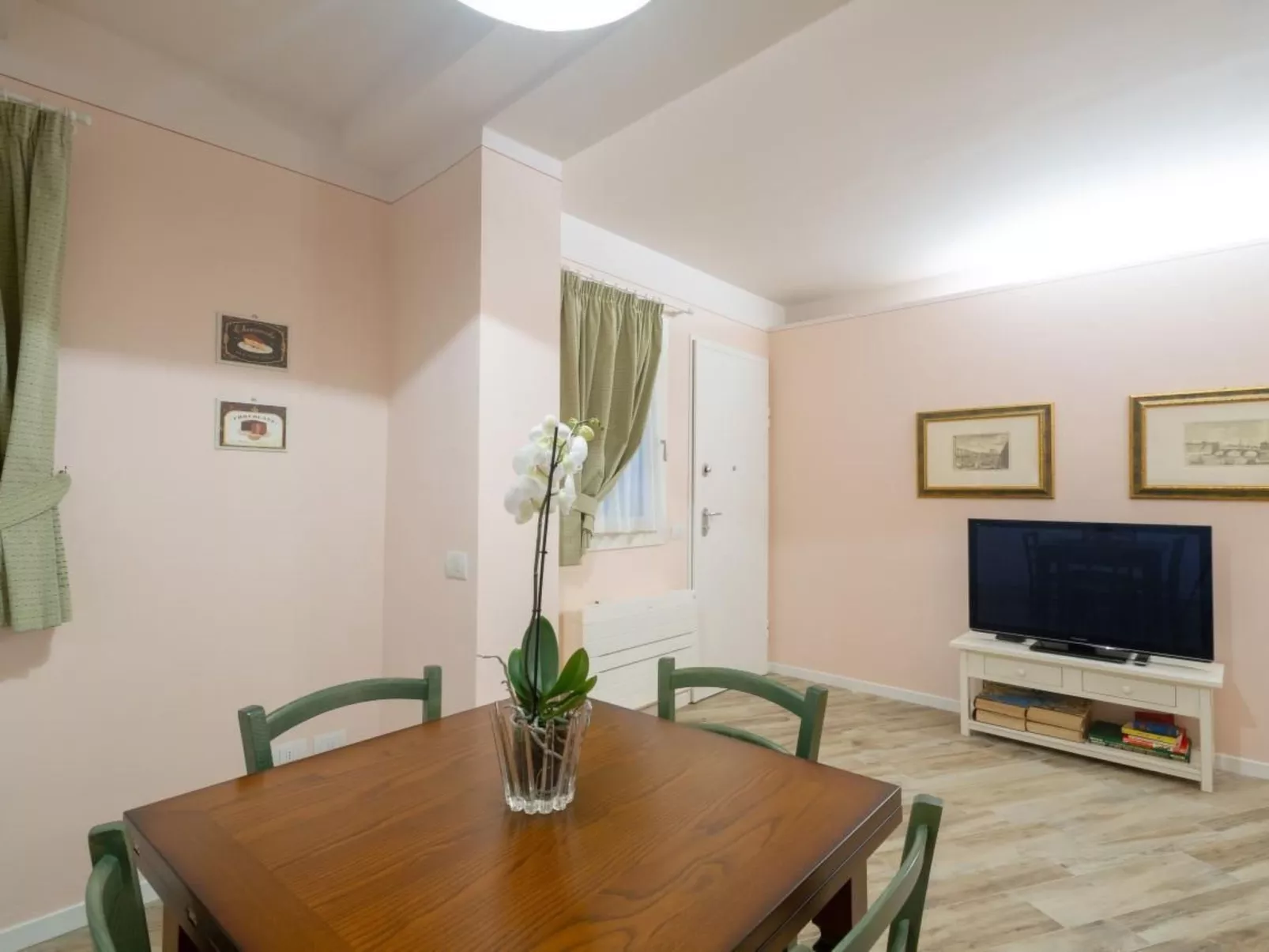 Rosa in der Toskana-Binnen