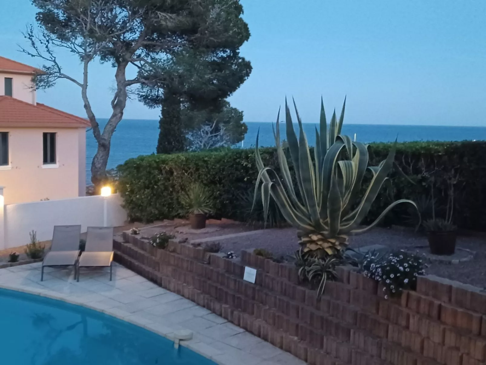 Schöne Ferienwohnung mit Meerblick und Pool-Buiten