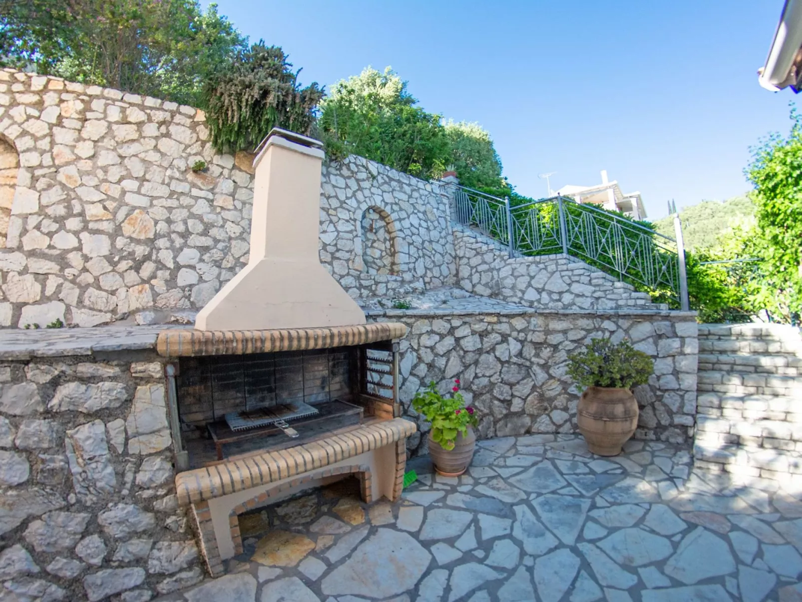 Villa Sotiris mit Pool und herrlichem Meerblick-Buiten