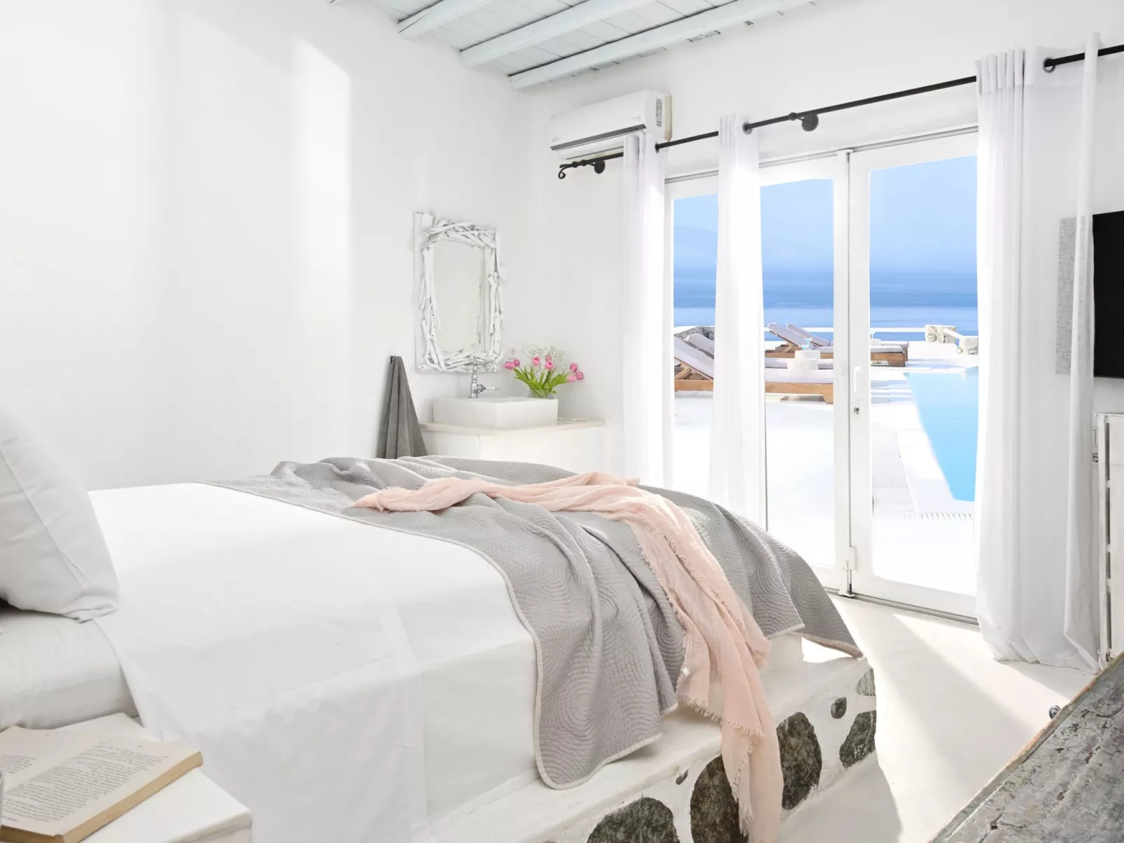 SUPERB BEACH ACCESS LUXURY SEA VILLA POOL by Calypso Sunset-Binnen