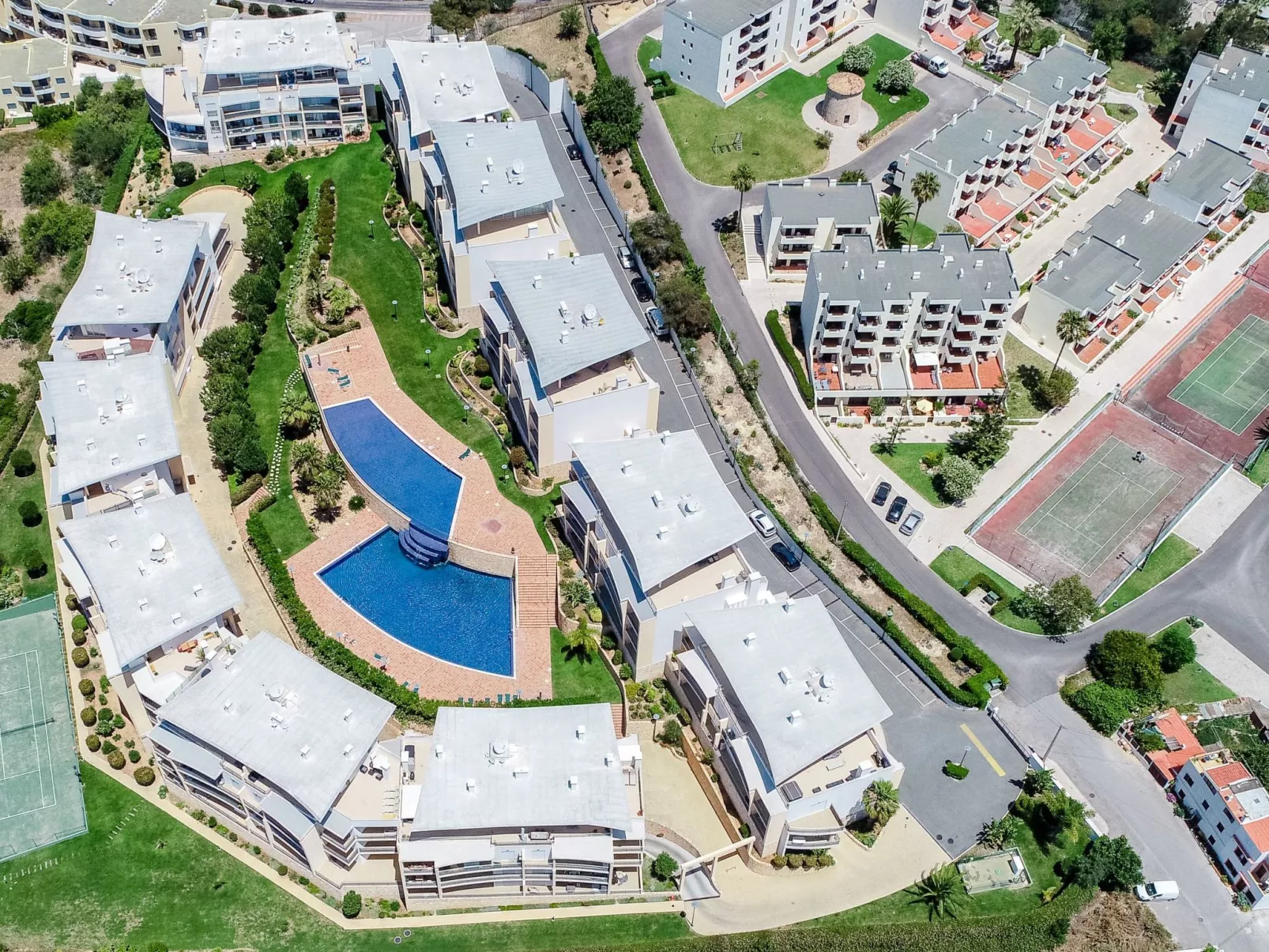 BnB Homes Wohnung mit Terrasse und Schwimmbad-Buiten