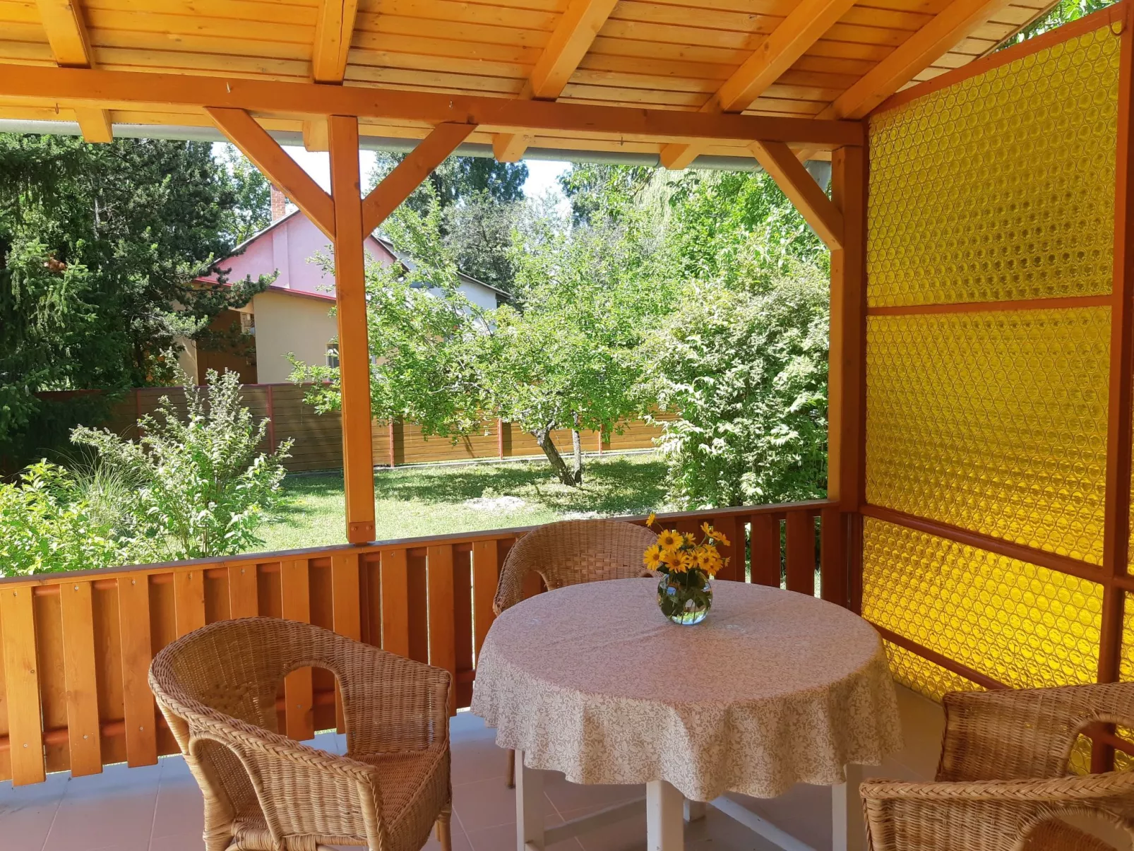 Renoviertes Haus in Zamárdi mit Großer Terrasse-Buiten