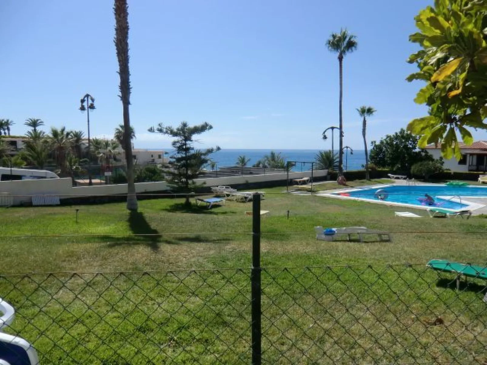 Ruhige Ferienwohnung mit Pool und Meerblick-Buiten