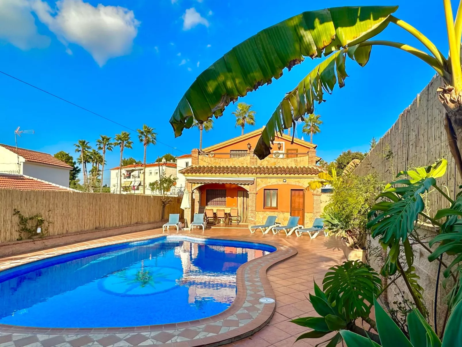 Charmantes Ferienhaus mit Grill und Schwimmingpool-Buiten