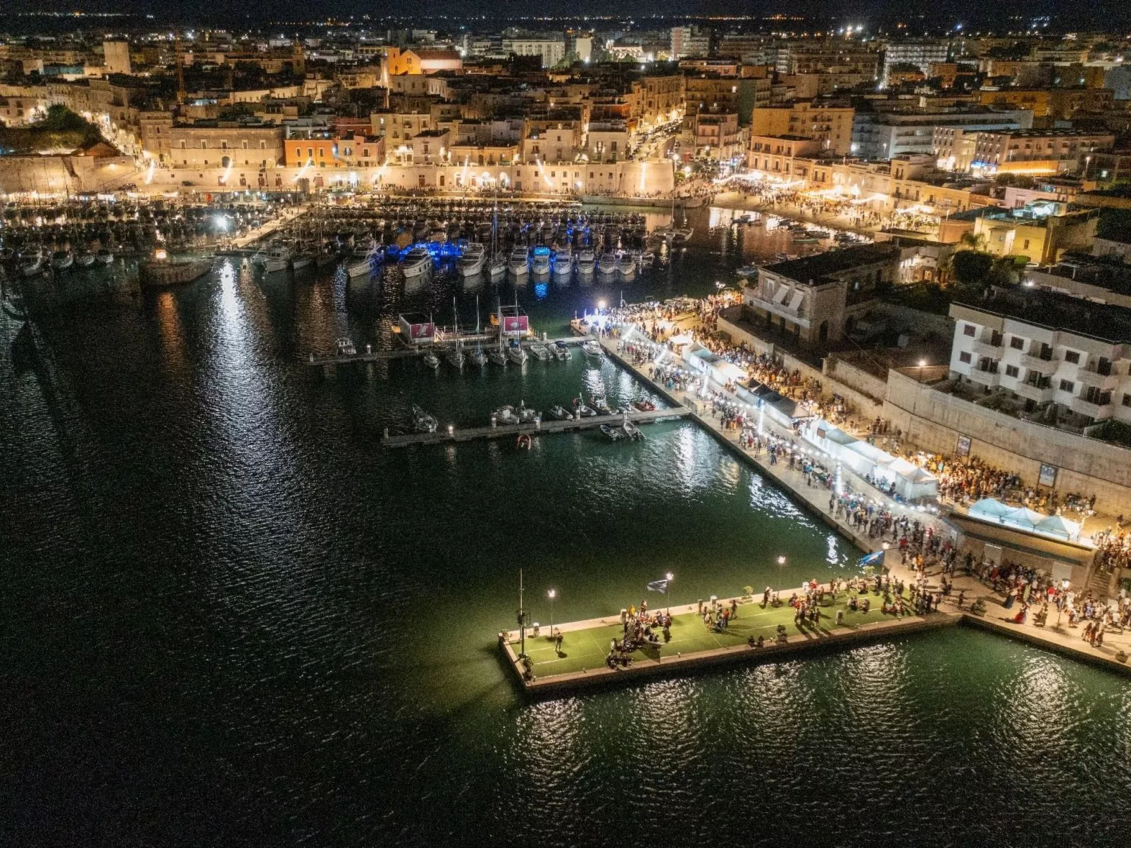 Bei Tante Gina-Buiten