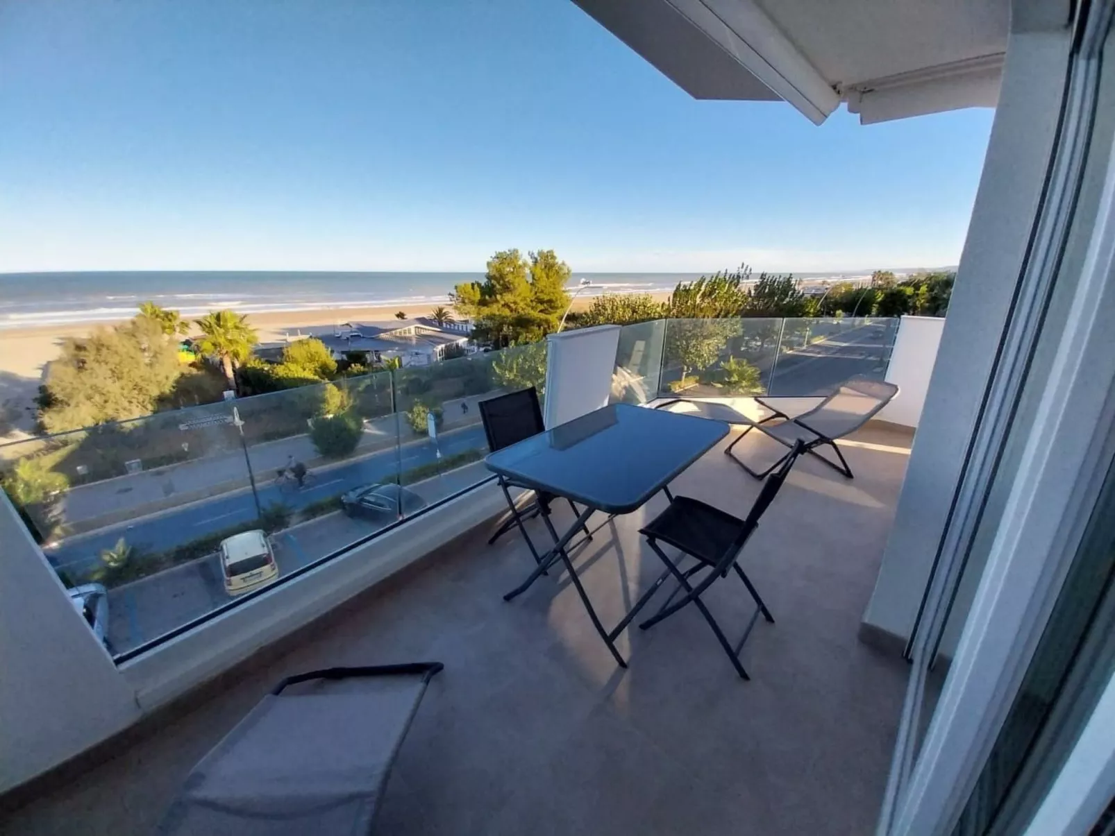 Helle und neue Ferienwohnung direkt am Strand-Buiten