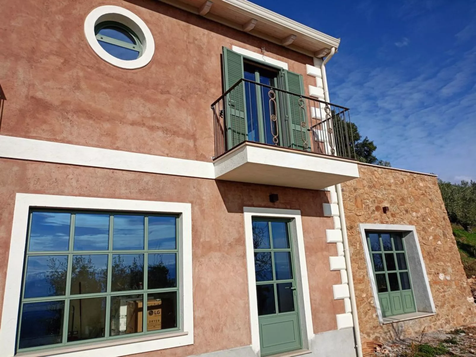 Villa mit Whirlpool, nur 6 km vom Strand entfernt-Buiten