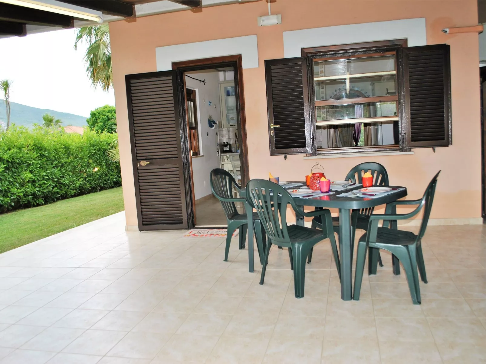 Charmantes Haus in Fondi mit überdachter Veranda-Buiten