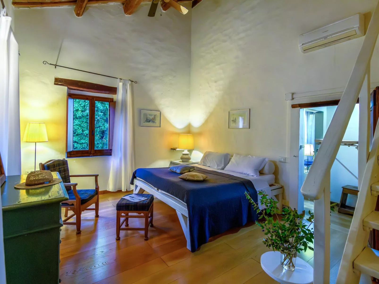 Licht unter den Buchen, Marche Urlaub, privater Pool-Binnen