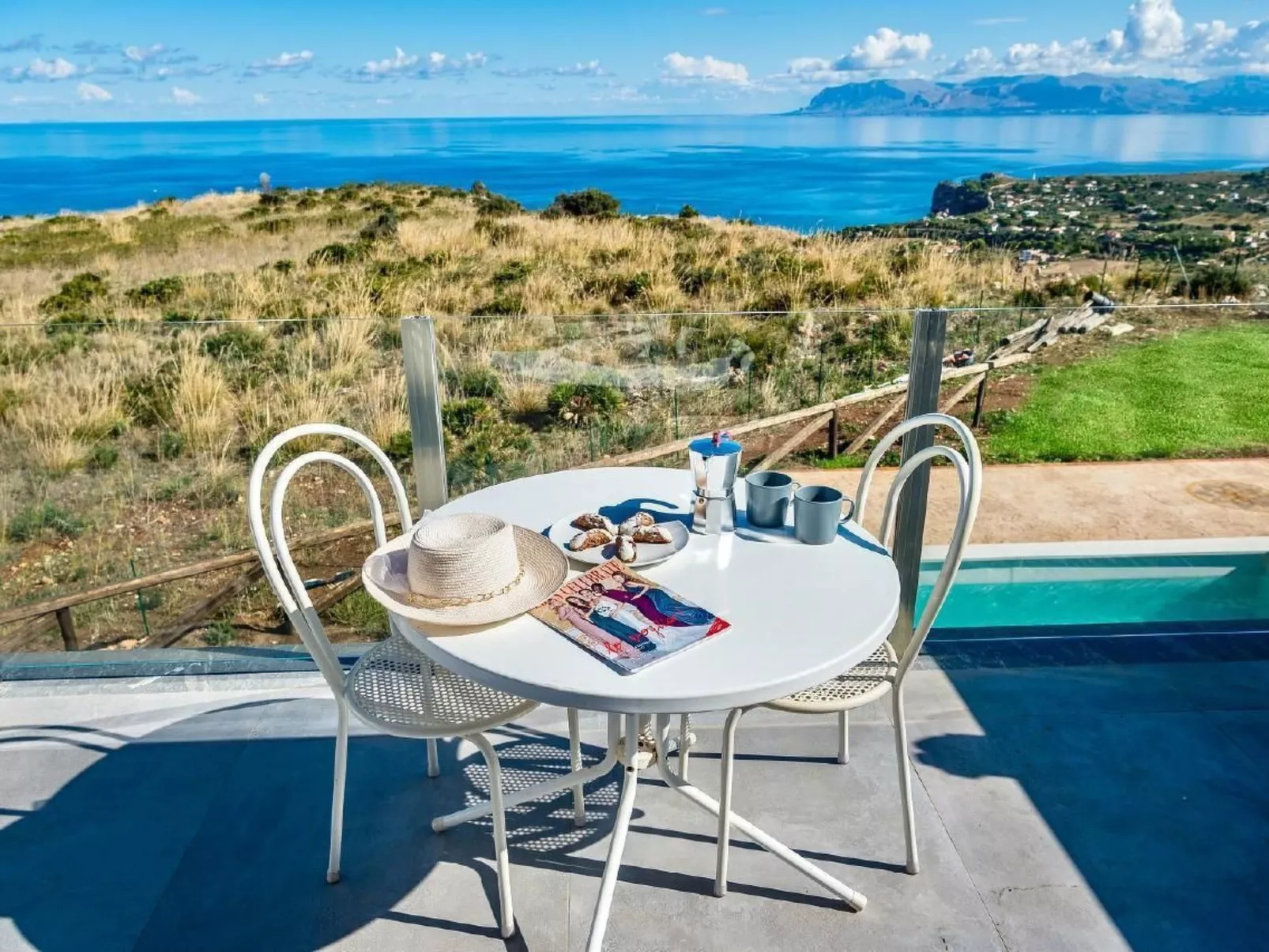 Villa "Rocchi Livreri" mit Blick auf das Wasser-Image-tags.info