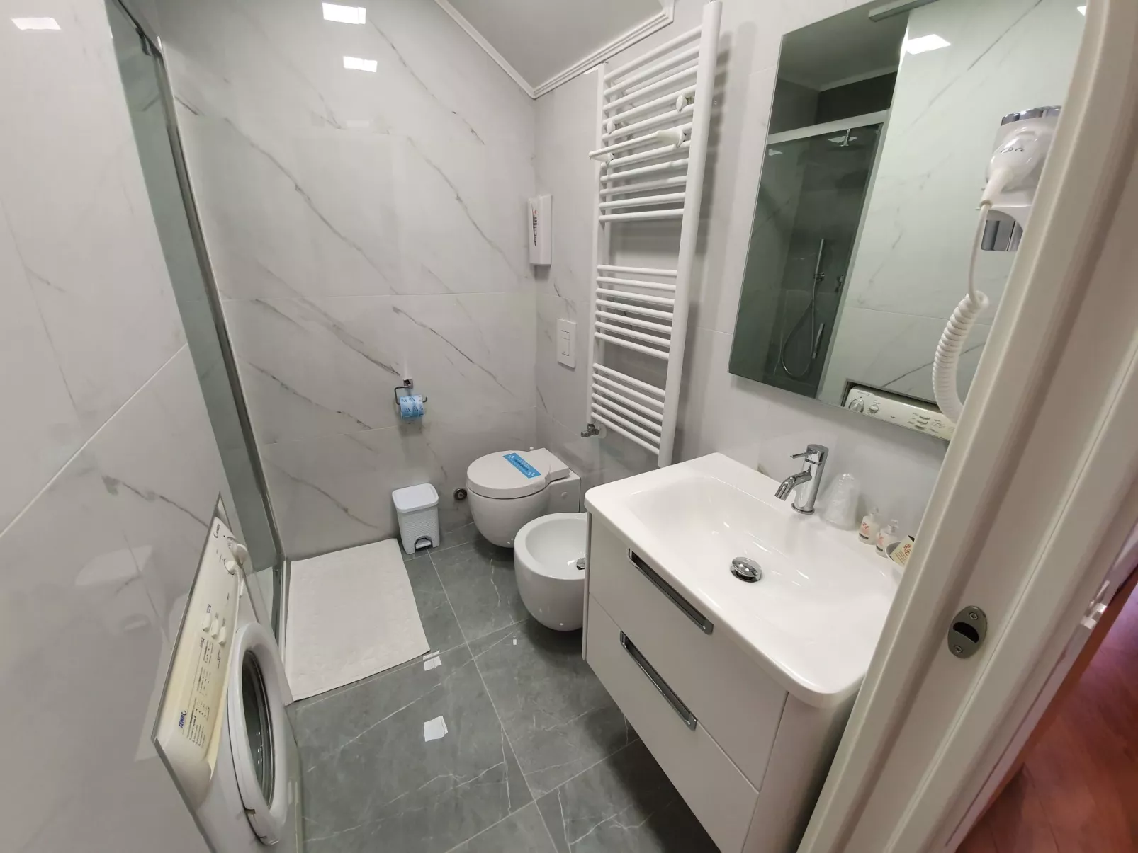 Moderne Ferienwohnung mit Balkon-Image-tags.info