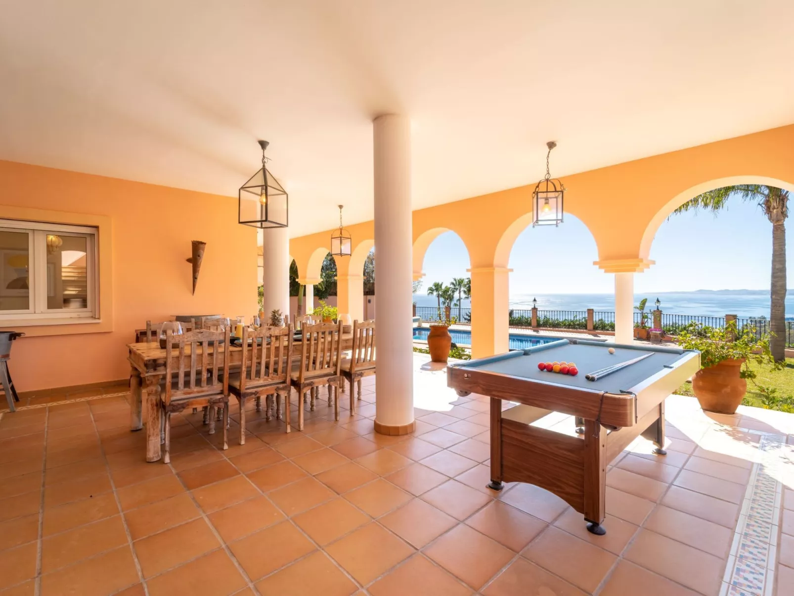 Luxuriöse Villa mit beheiztem Pool und Whirlpool-Buiten