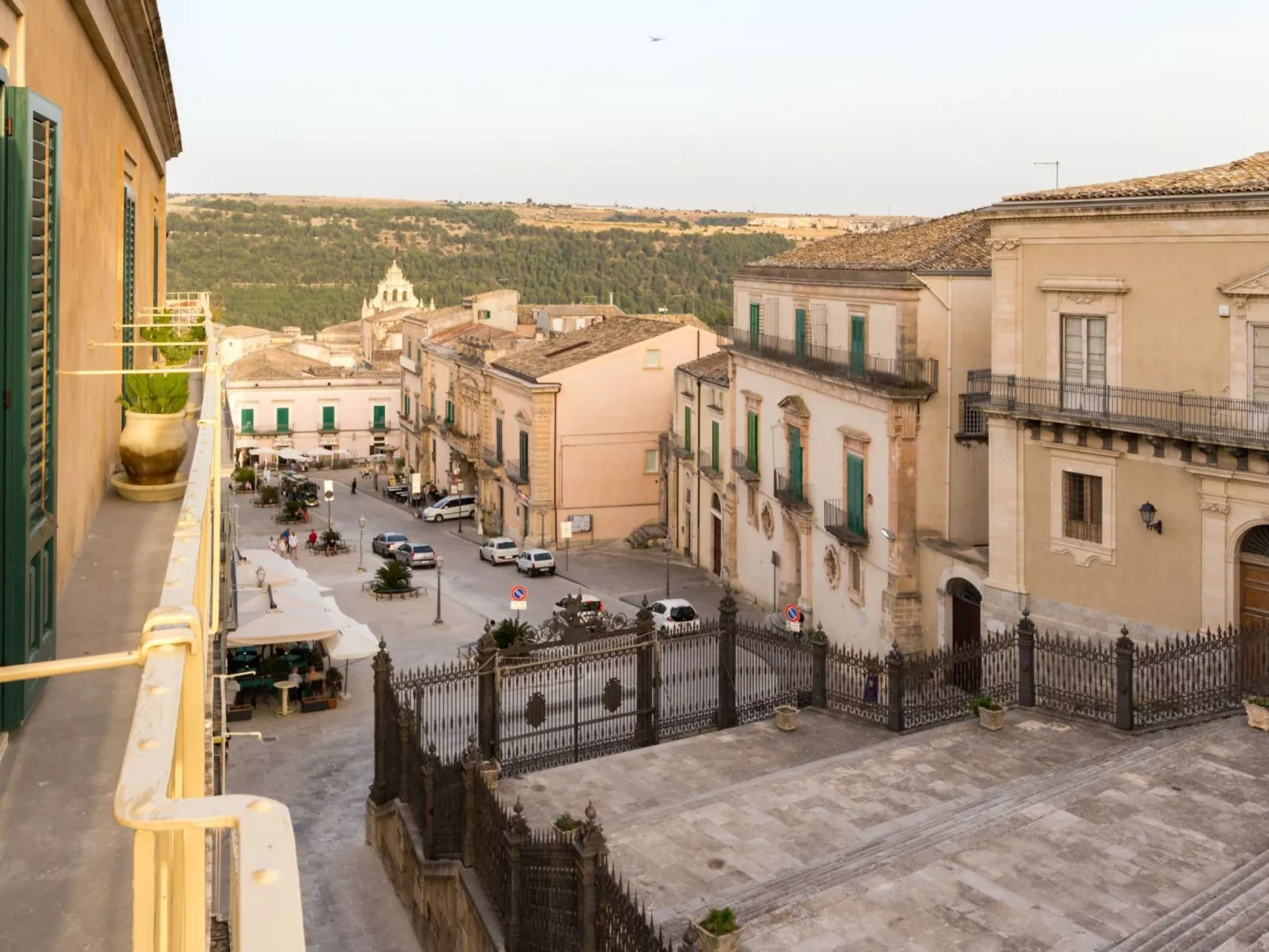 Großes Appartement in Ragusa mit Kleinem Balkon-Buiten