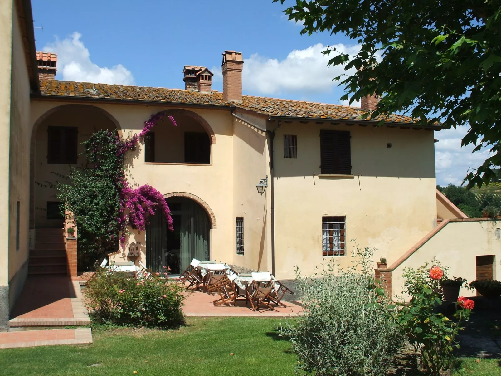 Bouganville' Anwesen mit Terrasse-Buiten