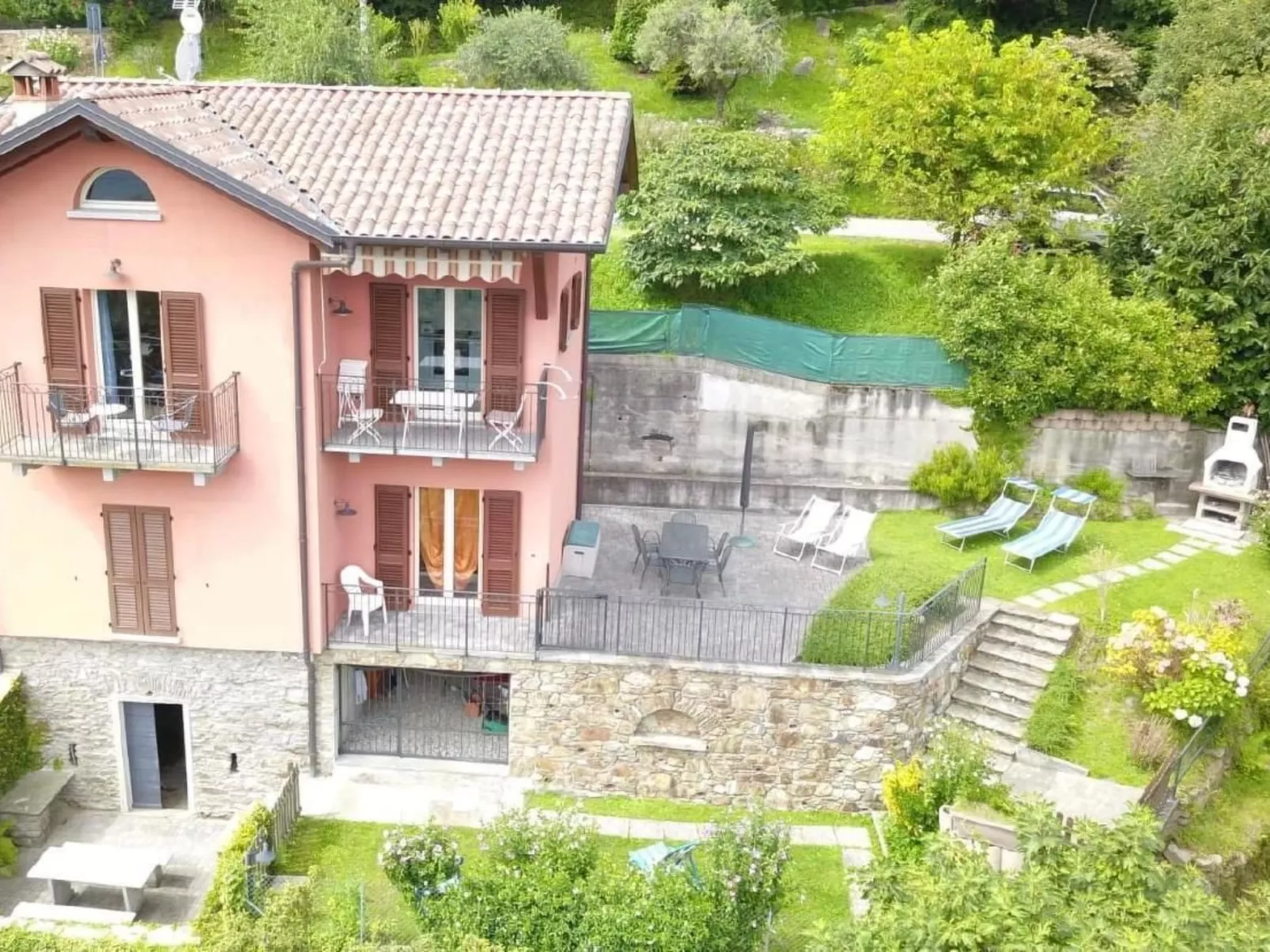 Rustikales Haus in ruhiger Lage mit  Seesicht-Buiten