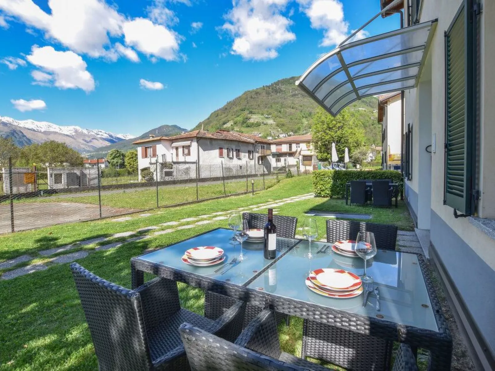 Angenehme Wohnung mit Garten und Pool-Buiten