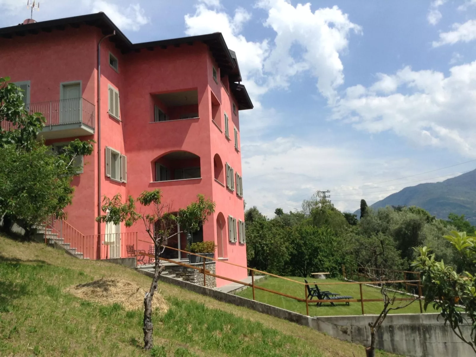 Mit Terrasse und tollem See- und Bergblick-Buiten