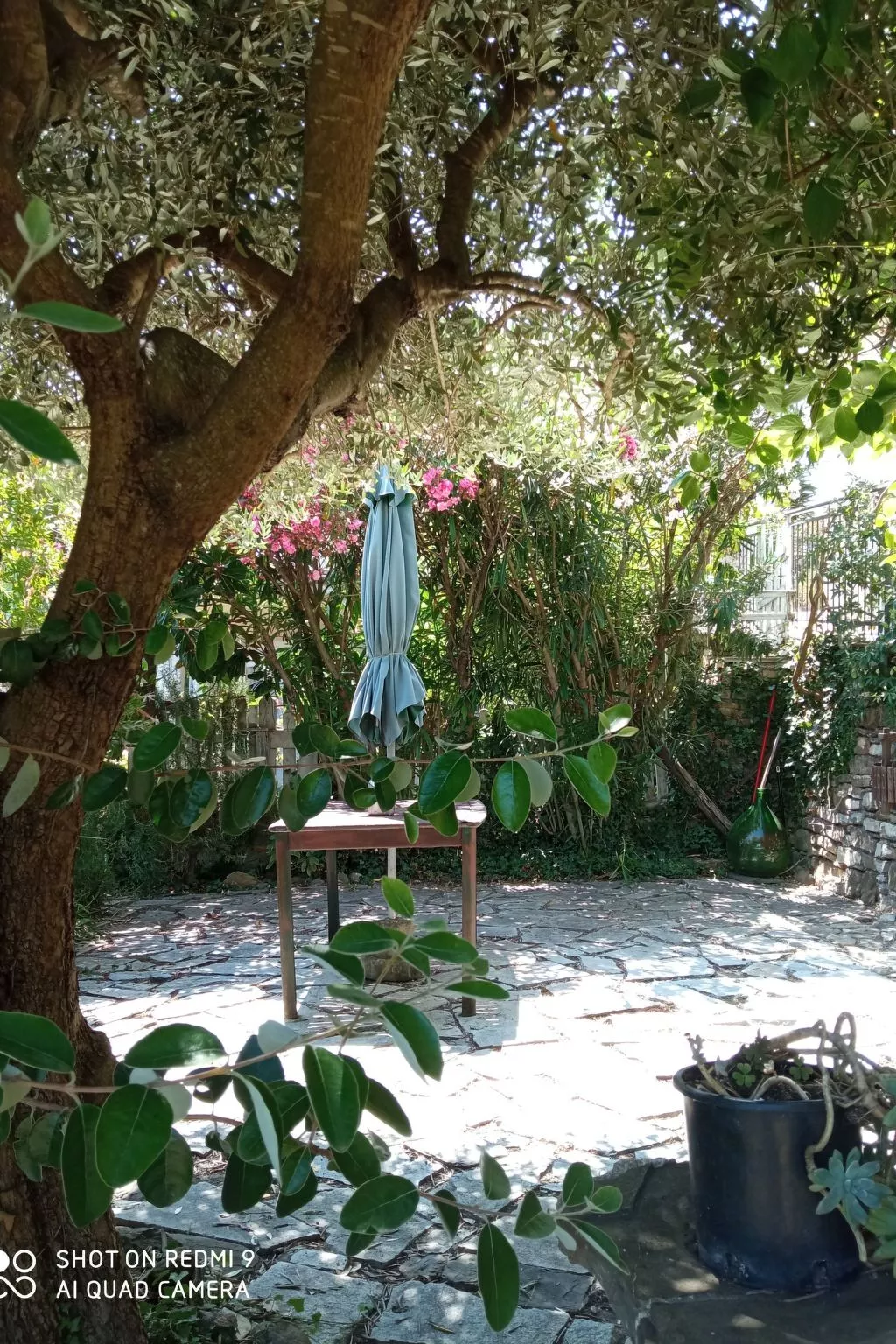 Schönes Ferienhaus mit Garten und Whirlpool-Buiten