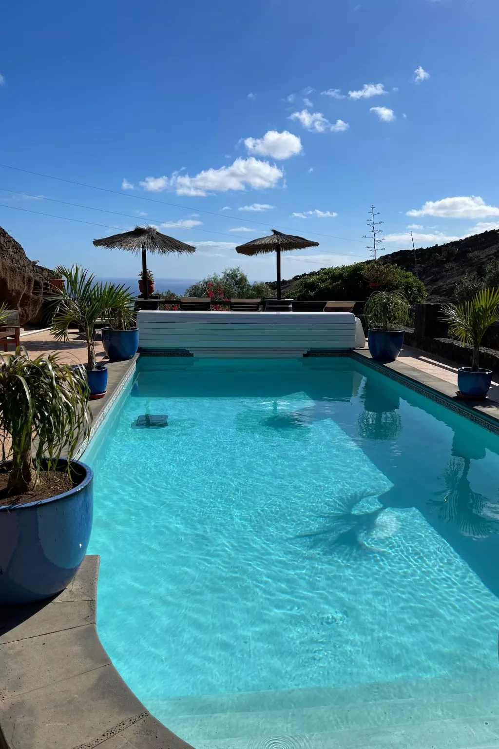 Schlafen in einer vulkanischen Höhle-Buiten