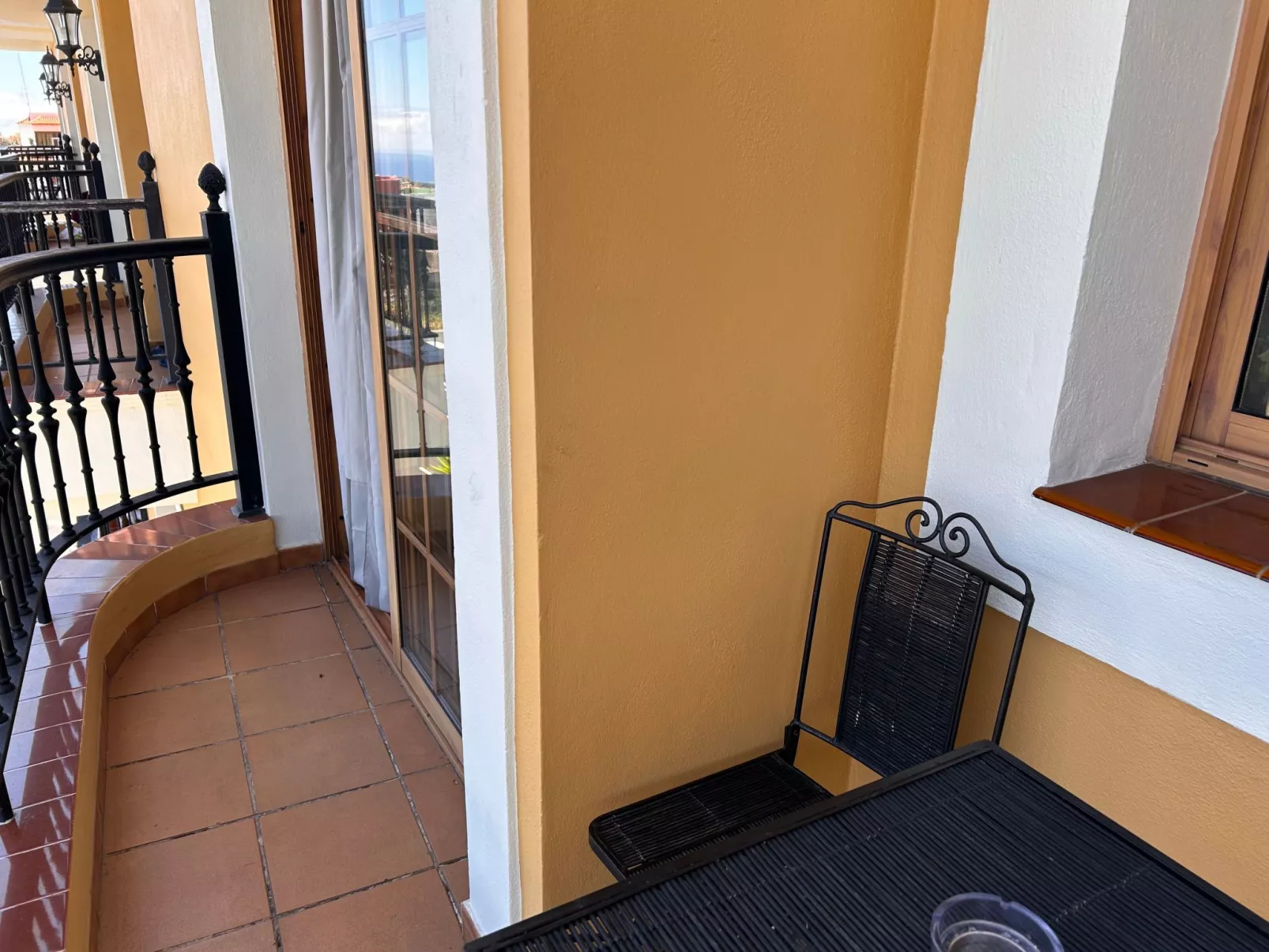 Apartment mit Balkon und Meerblick-Buiten