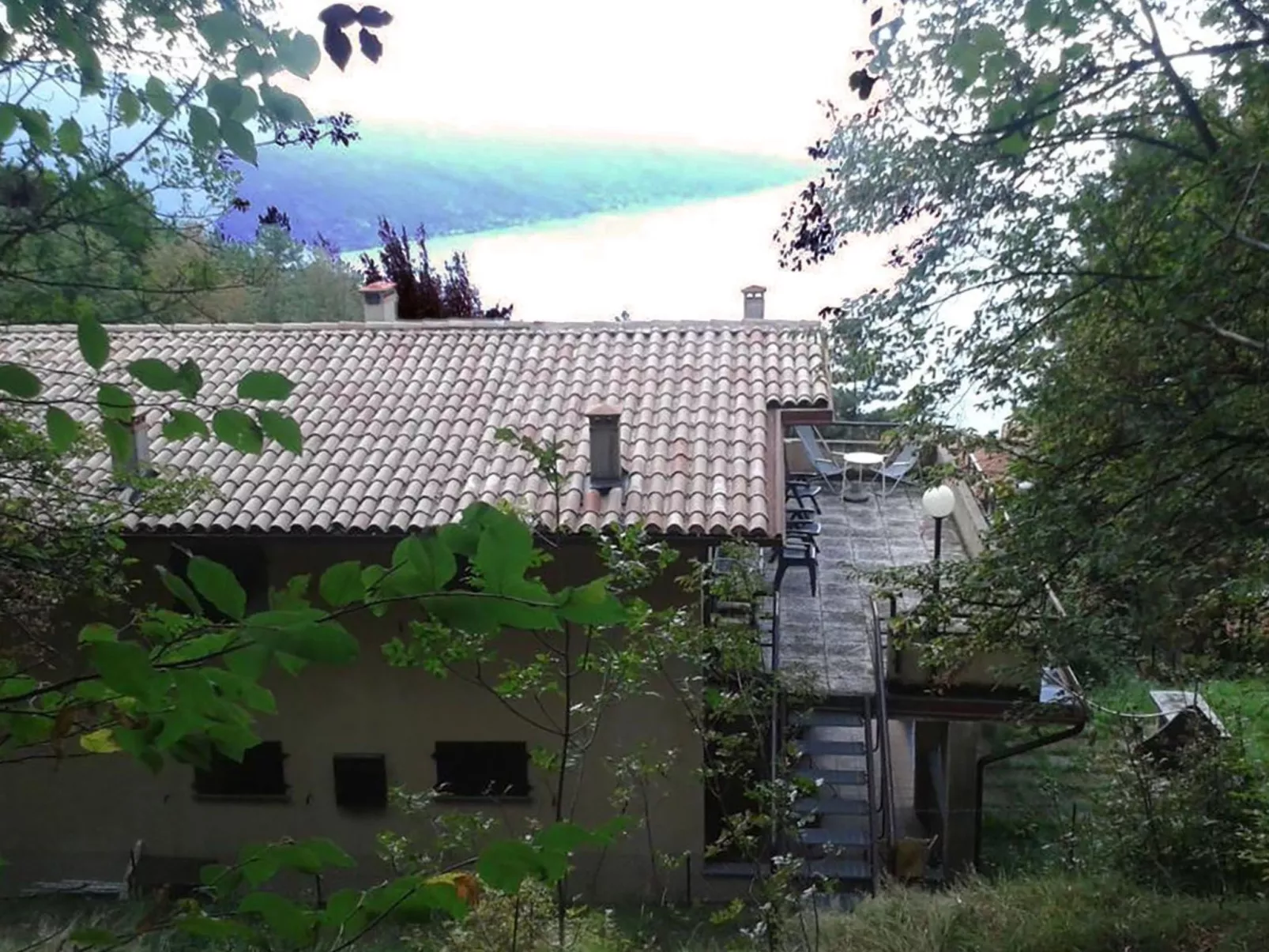 Wohnung mit Terrasse mit Blick auf den Gardasee-Buiten