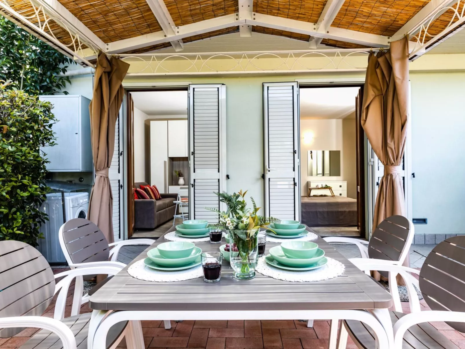 Wohnung mit separatem Eingang und kleinem privaten Innenhof.-Binnen