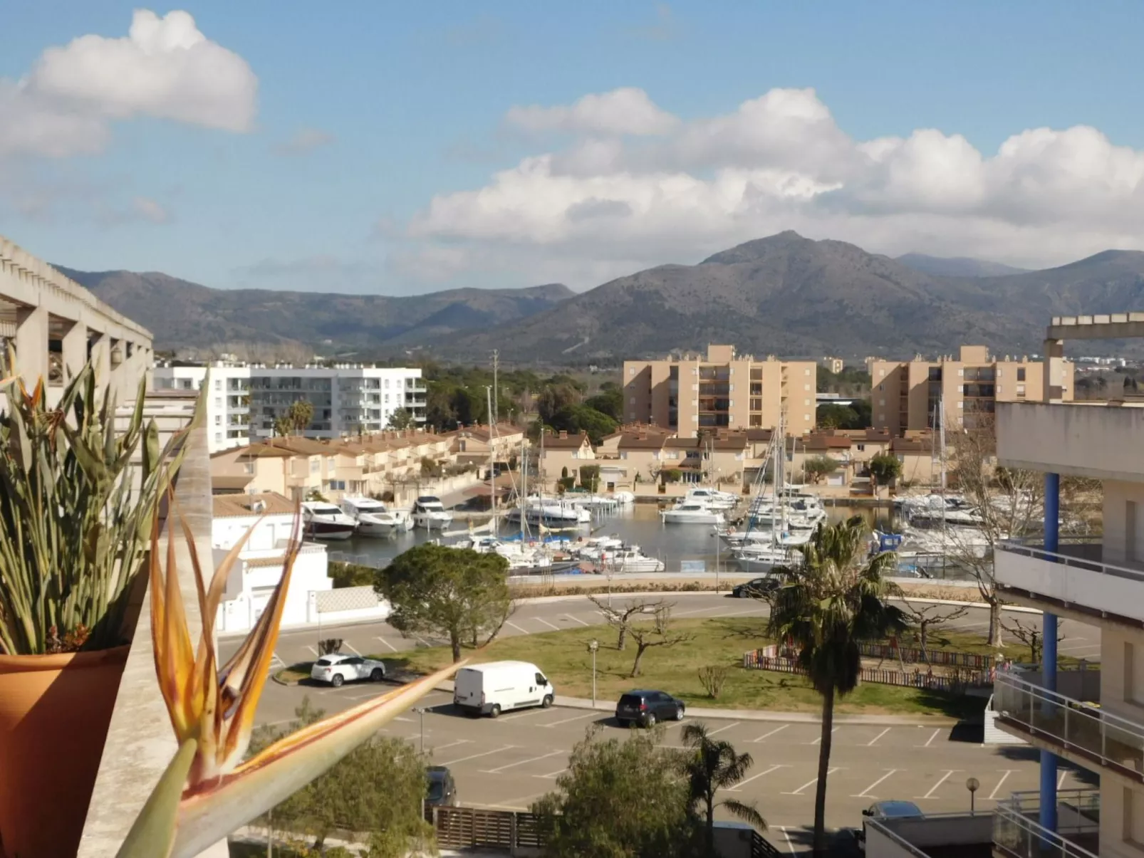 Appartement in Roses mit Grill, gemeinschaftlichem Pool und Terrasse-Buiten