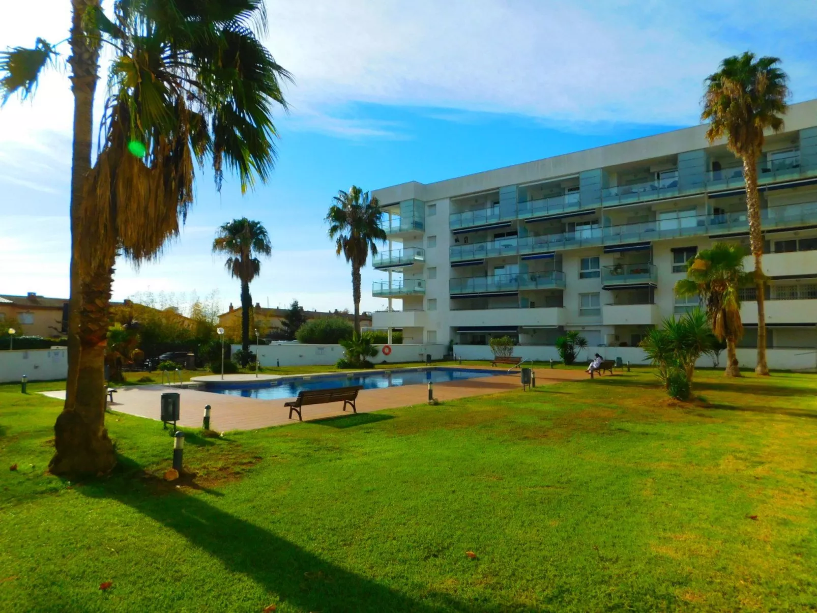 Wohnung mit privatem Parkplatz und Gemeinschaftspool-Buiten