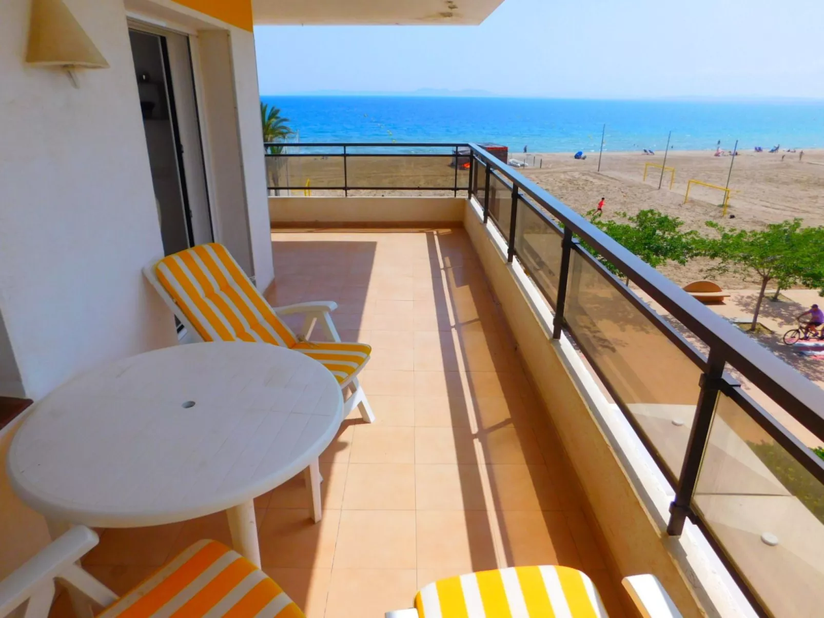 Appartement in Roses mit Großer Terrasse und Meerblick-Buiten