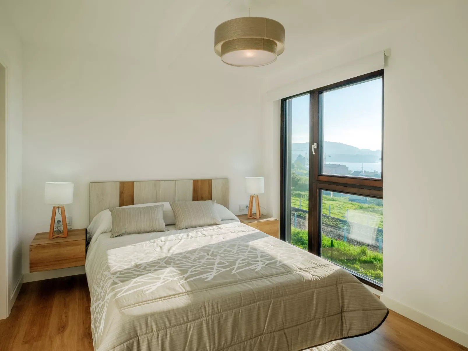 In Outes mit Sonniger Terrasse und Meerblick-Binnen