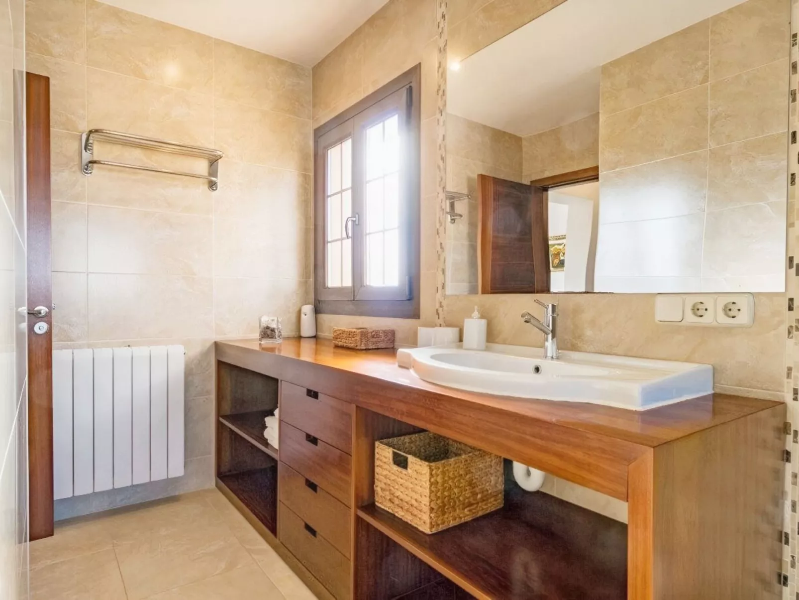 Schöne Villa mit Pool in der Nähe des Strandes-Binnen